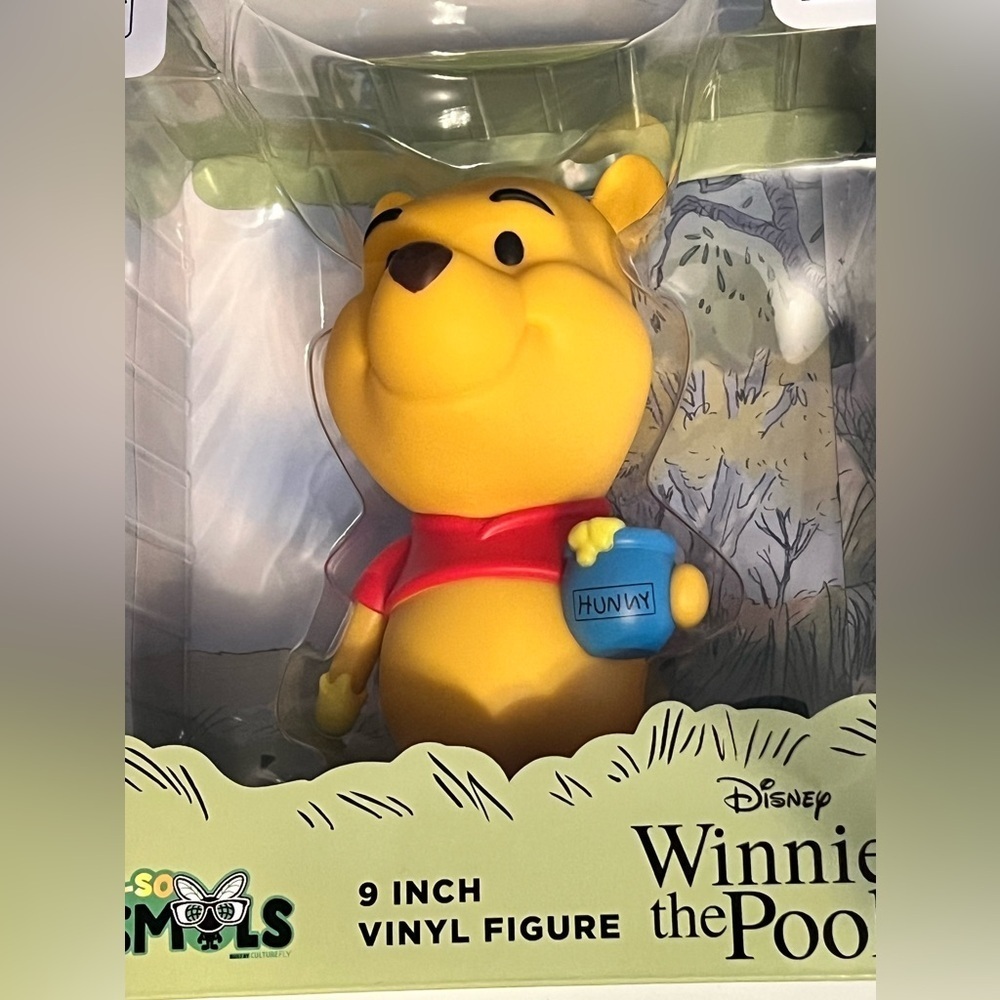 NEW Disney Winnie the Pooh Vinyl Figure 9”
Figure Statue holding honey pot